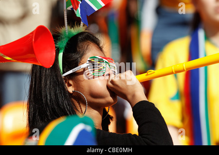 Partisan d'une Afrique du Sud souffle une vuvuzela au match d'ouverture de la Coupe du Monde 2010 entre l'Afrique du Sud et le Mexique. Banque D'Images