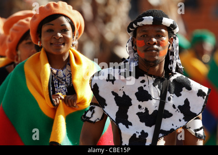 Habillé traditionnellement les hommes et les femmes d'effectuer, à la cérémonie d'ouverture de la Coupe du Monde de Football Coupe du tournoi en Afrique du Sud Banque D'Images