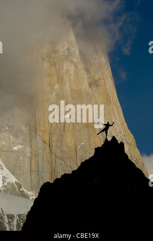 L'équilibrage d'alpiniste en face de Fitz Roy l'impressionnant mur de granit rouge du parc national Los Glaciares en Patagonie argentine Banque D'Images