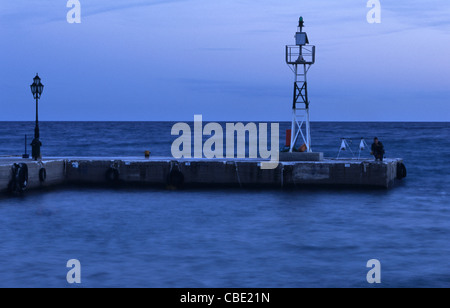 Pêche à l'homme au crépuscule, Agia Marina, sur l'île d'Egine, Grèce Banque D'Images