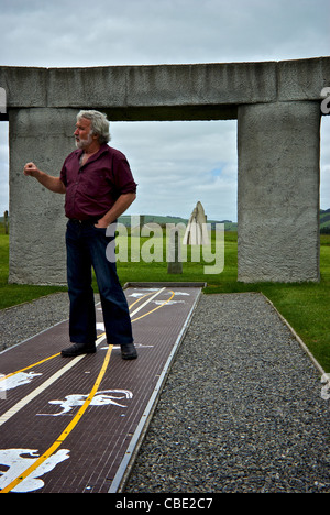 Curator propriétaire Richard Hall expliquant les applications astrologiques Stonehenge Aotearoa Nouvelle-Zélande région Wairarapa Carterton Banque D'Images