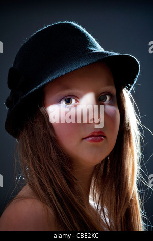 Portrait d'une dramatique de 12 ans girl with hat Banque D'Images