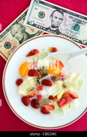 Plateau de fruits frais délicieux et us dollar Banque D'Images