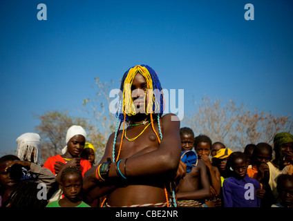 Mudimba Girl avec une perruque de perles appelé Misses Ena, Village d'Combelo, Angola Banque D'Images