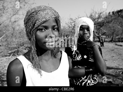 Mudimba filles avec des perruques de perles appelé Caroline et Ann, Village d'Combelo, Angola Banque D'Images