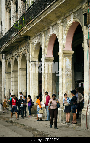 Scène de rue animée Habana Vieja Cuba La Havane Banque D'Images