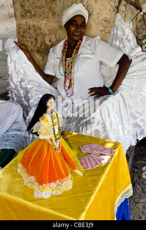 Santeria cubaine femme portant une robe blanche La Habana Vieja Cuba La Havane Banque D'Images
