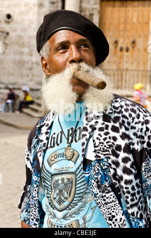 Portrait de l'homme cubains cigare Havana Vieja Cuba fumeurs Banque D'Images