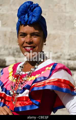 Portrait de femme en costume traditionnel cubain Havana Vieja Cuba Banque D'Images