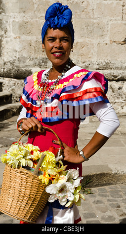 Portrait de femme en costume traditionnel cubain Havana Vieja Cuba Banque D'Images