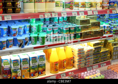 Produits laitiers réfrigérés, yaourts, fruits et jus en vente en supermarché. Banque D'Images