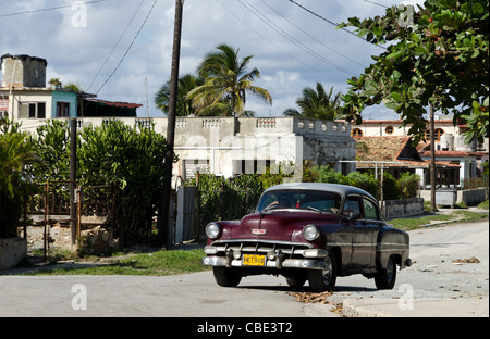 Vieille voiture américaine classique dans la conduite de La Havane Cuba Guanabo Banque D'Images