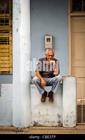 Homme qui fume le cigare à l'extérieur de sa maison de Viñales, Pinar del Rio Cuba Banque D'Images