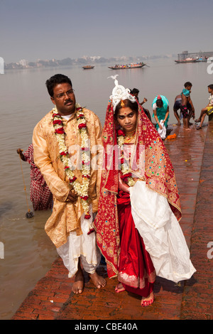 L'Inde, le Bengale occidental, Calcutta, Dakshineswar Kali Temple couple nouvellement marié sur la rivière Hooghly ghat Banque D'Images