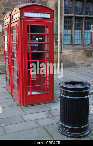 Téléphone rouge la corbeille à papier et boîtes à l'Université de Glasgow. Banque D'Images