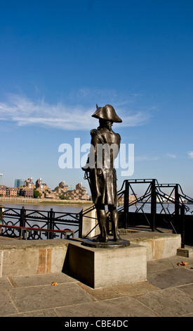 Statue en bronze de l'amiral Lord Horatio Nelson à Greenwich avec rivière Thames et Isle of Dogs en arrière-plan l'Europe Angleterre Londres Banque D'Images