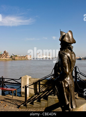 Statue en bronze de l'amiral Lord Horatio Nelson à Greenwich avec rivière Thames et Isle of Dogs en arrière-plan l'Europe Angleterre Londres Banque D'Images