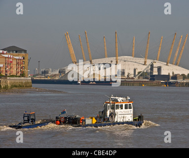 Tug boat sur Tamise avec O2 Arena et de l'Isle of Dogs en arrière-plan Greenwich London angleterre Europe Banque D'Images