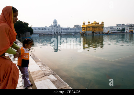 La mère et l'enfant dans le Temple d'or à Amritsar. Banque D'Images