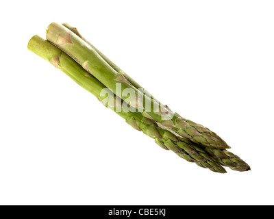 Matières premières asperges fraîches crues luxe isolé sur un fond blanc avec un chemin de détourage et aucun peuple Banque D'Images