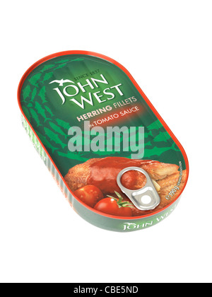 L'étain de marque ou peut de John West filet de hareng à la sauce tomate isolé sur un fond blanc avec aucun peuple et un chemin de détourage Banque D'Images