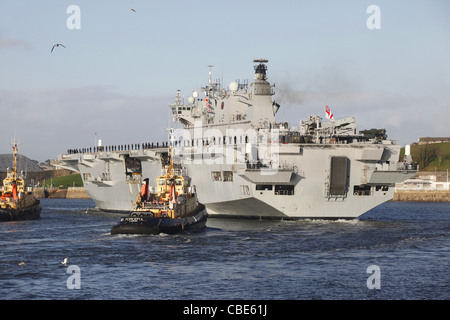 Le HMS Ocean retourne à son port d'attache de Devonport à Plymouth, Devon, UK. Banque D'Images