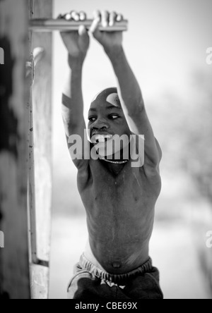 Faire Mucawana la corvée d'aller chercher de l'eau, Village de Oncocua, Angola Banque D'Images