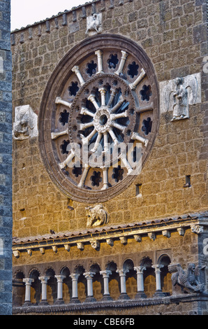Façade de l'église de Santa Maria Maggiore à Sutri, Italie. Banque D'Images