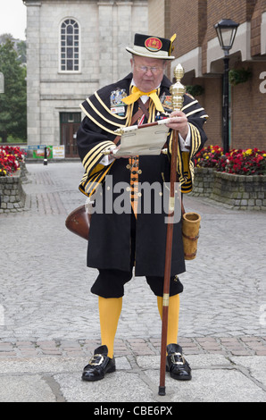 Truro, Cornwall, England, UK. Crieur public John Sweetman en costume traditionnel à partir d'une lecture des notifications faites défiler dans la ville street Banque D'Images
