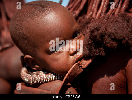 Muhimba bébé sur le dos de la mère, Village de Elola, Angola Banque D'Images