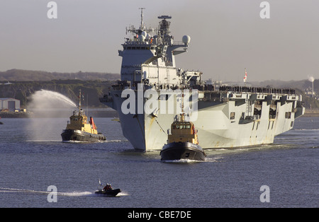 Le HMS Ocean retourne à son port d'attache de Devonport à Plymouth, Devon, UK. Banque D'Images