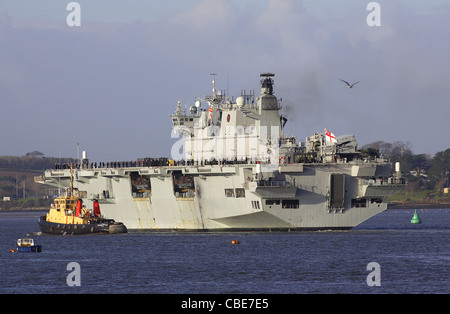 Le HMS Ocean retourne à son port d'attache de Devonport à Plymouth, Devon, UK. Banque D'Images