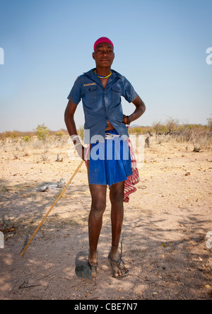 Himba jeune homme portant une chemise de l'American Scouts, Angola Banque D'Images