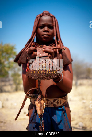 Manginete fille Himba montrant, Village de Hoba Haru, Angola Banque D'Images