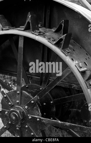 Tracteur antique roue en acier avec détail des pics. Banque D'Images