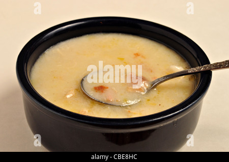 Un intestin plein de boulettes de poulet et de s'asseoir sur un fond blanc Banque D'Images