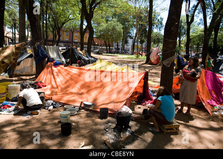 Indios vivant dans le central Plaza Uruguaya pour protester, revendiquant la propriété de la terre promise par le gouvernement, Asuncion, Paraguay Banque D'Images