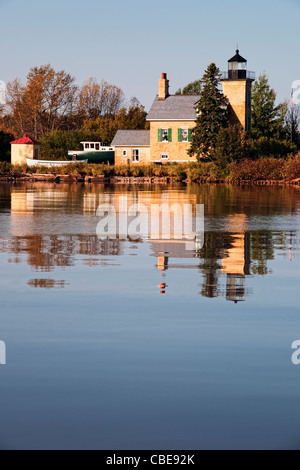 L'Ontonagon Lighthouse (1866) se dresse à l'embouchure de la rivière Ontonagon et du lac Supérieur dans la Péninsule Supérieure du Michigan. Banque D'Images