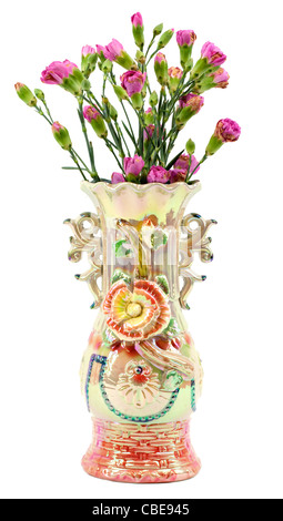 Vase décoré avec des œillets rose sur fond blanc Banque D'Images