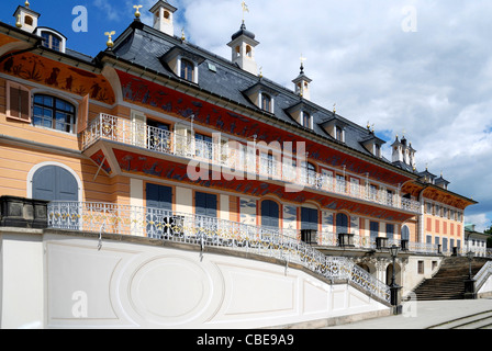 Le château de Pillnitz à Dresde avec le palais de l'eau sur le côté de la rive de l'Elbe. Banque D'Images