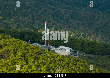 Puits de pétrole dans les bois. Viggiano, Italie Banque D'Images