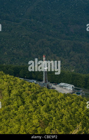 Puits de pétrole dans les bois. Viggiano, Italie Banque D'Images