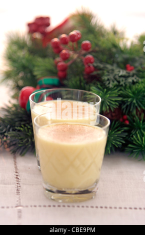 Deux verres de lait garnie de muscade sont alignées en face d'une couronne de Noël Décoration Banque D'Images