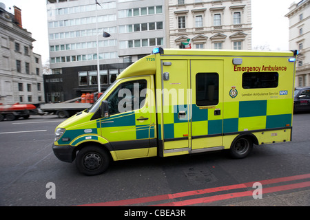 Nhs london ambulance service accélération du véhicule à travers des rues on call out London England uk united kingdom Banque D'Images