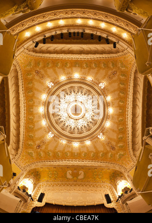 Une vue intérieure de l'opéra de Vichy (Palais des Congrès). France Vue intérieure de l'opéra de Vichy (Palais des Congrès). Banque D'Images