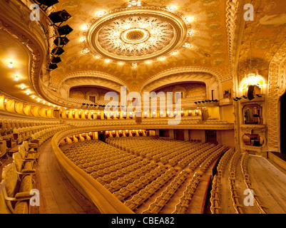 Une vue intérieure de l'opéra de Vichy (Art Nouveau). France Vue intérieure de l'opéra de Vichy (Palais des Congrès). Banque D'Images