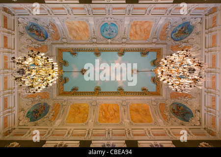 Dans l'opéra de Vichy, les trompe-l'oeil de plafond du Salon Napoléon III (Centre des Congrès - Vichy - Auvergne - France). Banque D'Images