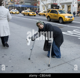 Personnes handicapées mendiant professionnel sur la 5e Avenue à New York. Banque D'Images