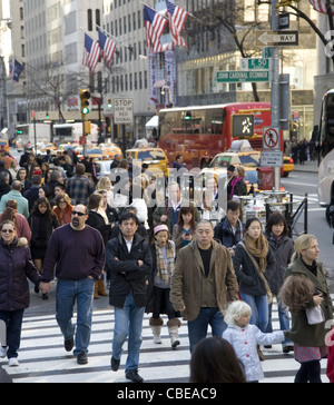 La 5ème avenue est coincé avec les consommateurs, les touristes, les New-Yorkais et les touristes pendant la saison de vacances de Noël. 5ème Avenue & 50th St. Banque D'Images