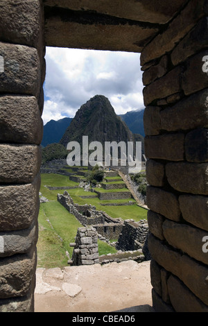 Wayna Picchu vu à travers la porte du temple du soleil à Machu Picchu, Peru' Banque D'Images